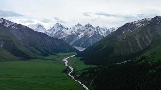 夏塔景区木札特峰昭苏伊犁雪山林场