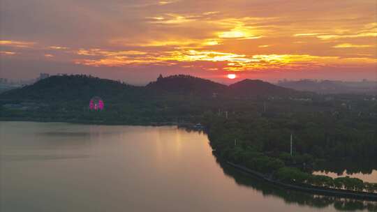 武汉东湖风景区夏季日出风光