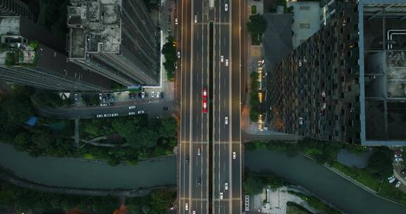 俯拍城市道路车流成都二环路汽车穿行高楼间