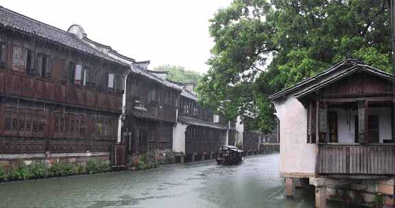 （慢镜）中国江南水乡千年古镇乌镇下雨天