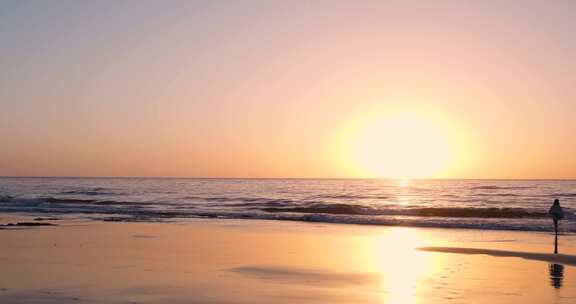 海边日落情侣在海边的剪影