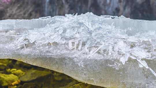 春天阳光下山间河道冰雪消融冰块滴水