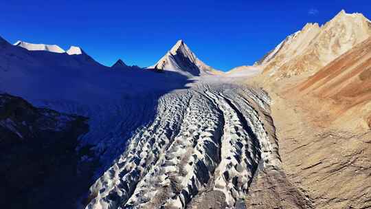 西藏日喀则国王峰普拉喜琼雪山日照金山航拍