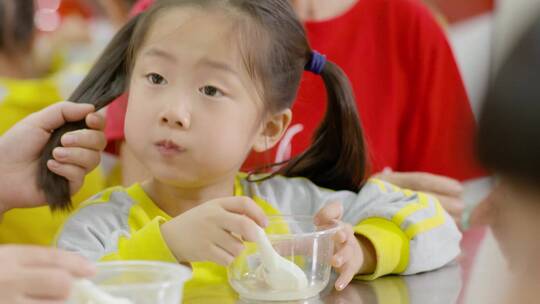 小学生儿童孩子吃饺子学校组织家长亲子活动