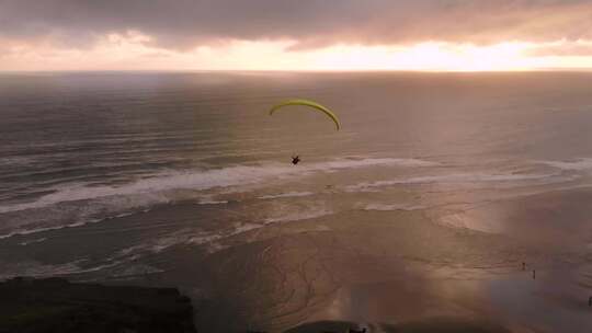 海上日落时的滑翔伞