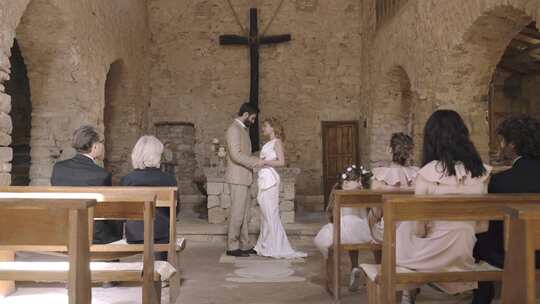 一对夫妇在教堂婚礼上结婚