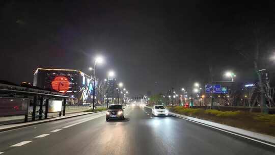 城市夜晚开车第一视角汽车窗外沿途风景马路