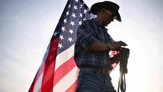高加索骄傲的美国牛仔挥舞着美国国旗。视频素材模板下载