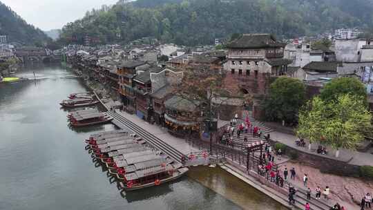 湖南凤凰古城沱江乌篷船风光航拍