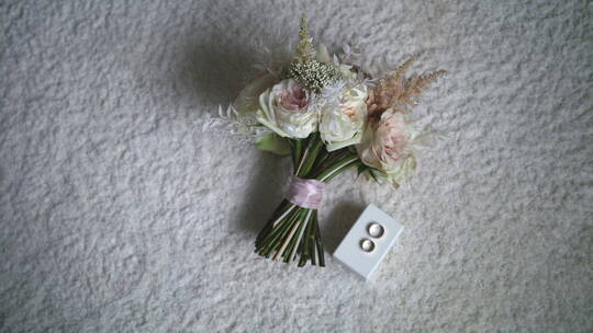 地板上的婚礼花束