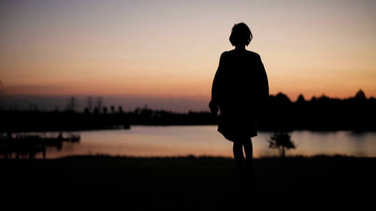 湖边夕阳唯美女孩视频素材模板下载