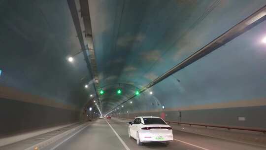 开车穿越隧道里行驶中的汽车