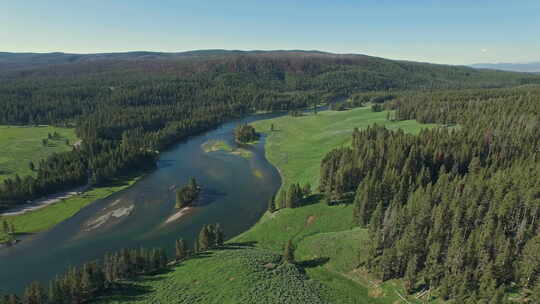 流淌的河流穿过绿地和森林的鸟瞰图