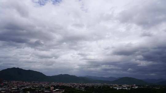 阴天森林乌云飘过树林阴雨天山峰山脉大景