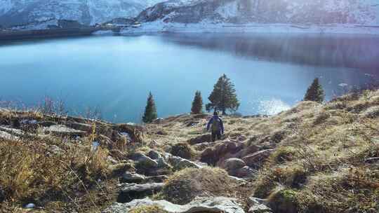 奥地利阿尔卑斯山下的一个蓝色清澈的水湖