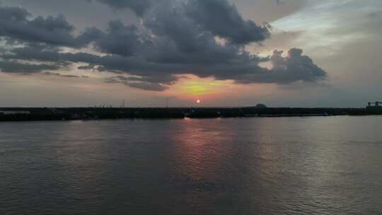 密西西比河、拖船和日落的鸟瞰图