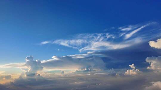 飞机舷窗看蓝天下的云朵变幻