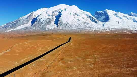 航拍秋季新疆帕米尔高原慕士塔格峰