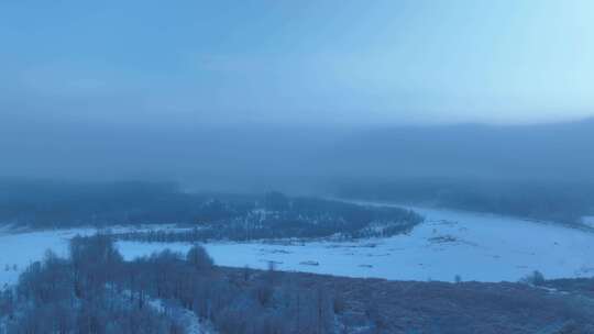 黎明大兴安岭林海雪原蓝色冻雾