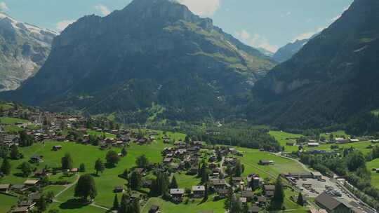 格林德沃尔德和瑞士滑翔伞的鸟瞰图