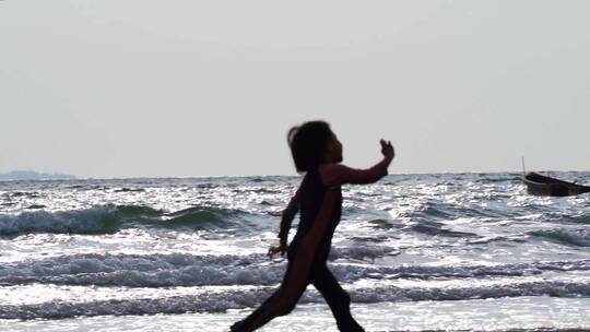 海边奔跑的儿童视频素材模板下载