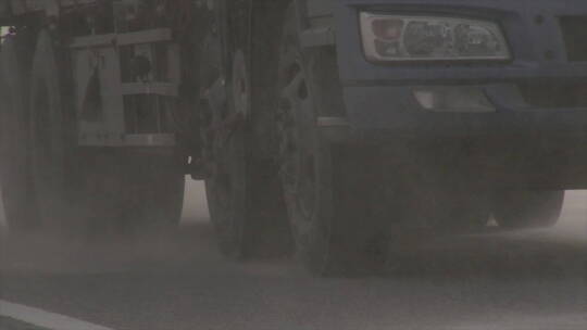 新疆风沙天气 公路经过的车轮 半个车头角度