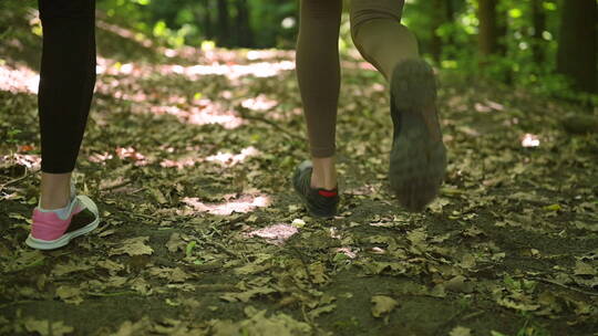 树林里跑步的女人特写镜头