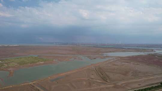 大海海边沙滩风车发电新能源蓝天白云航拍