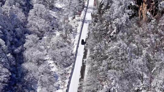 汽车行驶在秦岭210国道雪景道路上