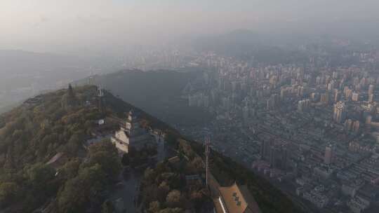 山顶俯瞰雾霭中的城市全景