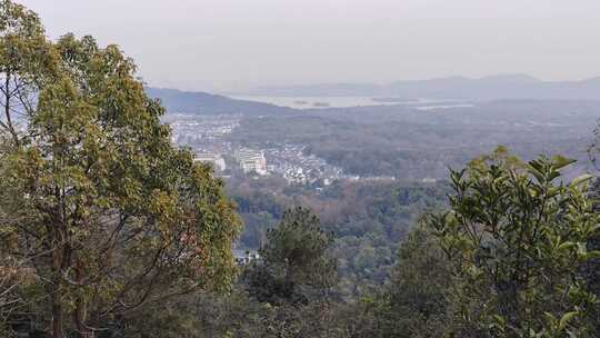 山林间眺望远处城镇的风景画面