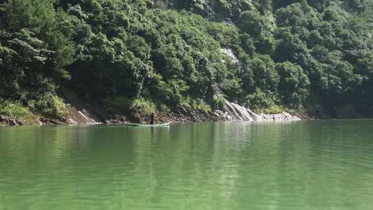 浙江温州泰顺县山水间划竹排