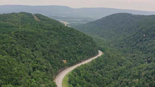 群山蜿蜒盘旋公路