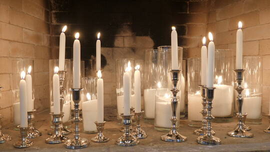 壁炉里的蜡烛和烛台视频素材模板下载