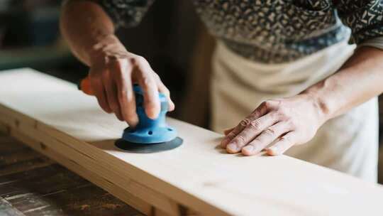 工匠打磨木材素材