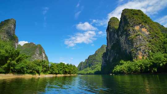 广西桂林山水漓江风景坐竹排游漓江两岸风光视频素材模板下载