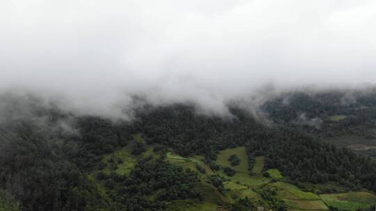 大山里的云雾缭绕视频素材模板下载