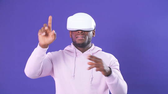 男人玩VR眼镜