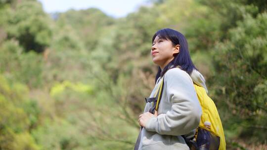 年轻活力青春女孩独自户外郊游踏青公园山林