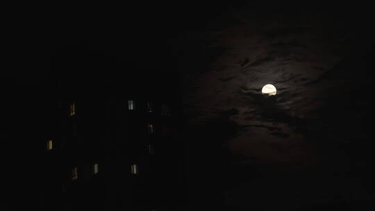 大圆月在云中穿梭楼房