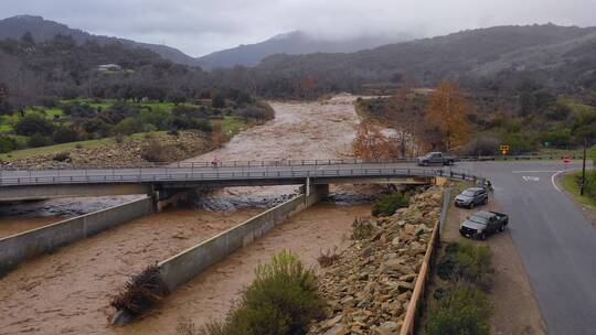 洪水在加利福尼亚州文图拉河快速移动