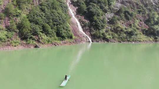 浙江温州泰顺县山水间划竹排航拍03