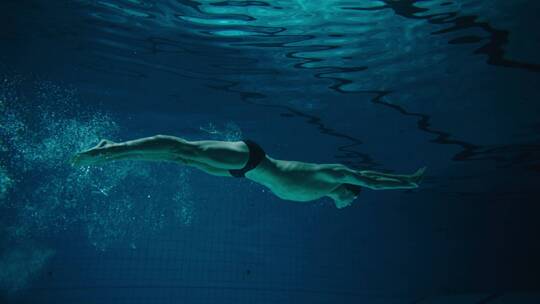 人在水下游泳的慢动作视频素材模板下载