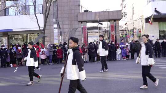 街头传统活动中的少年游行队伍