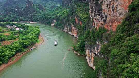 广西桂林黄牛峡漓江旅游船