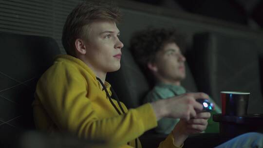 两个朋友玩电子游戏视频素材模板下载