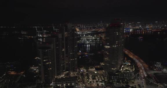 俯瞰夜间的港口和高楼大厦