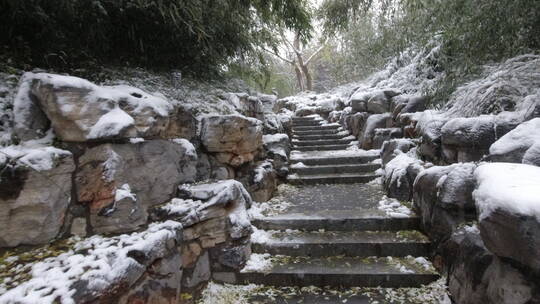 移动拍摄雪中行走山路