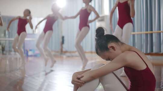 小学生小女孩舞蹈练习受伤哭泣受挫折失落视频素材模板下载