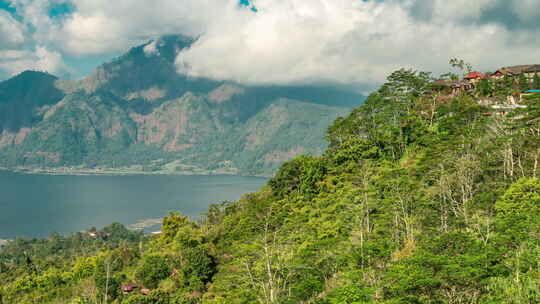 巴图尔湖和火山位于巴厘岛中央山脉，靠近金塔马尼村